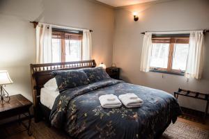 GoshenBrook Road Cabin的一间卧室配有一张床,上面有两条毛巾