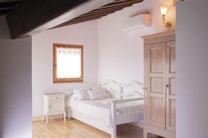 圣温琴佐Casa MYCONIS 68Mq a due passi dal Mare di San Vincenzo的卧室配有白色的床和窗户。