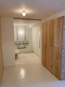 滨海隆热维勒Dortoir de charme 12 lits 600m plage的一间空浴室,内设卫生间和墙壁