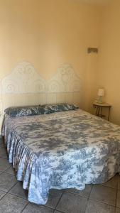 菲纳莱利古雷agriturismo la selva的一间卧室配有一张大床和大床头板