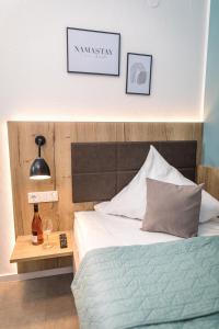 Nieder-SaulheimHotel Lehn的一间卧室配有一张床和一张带台灯的桌子