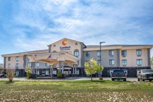 拉伯克Comfort Inn & Suites的门前有车辆停放的酒店