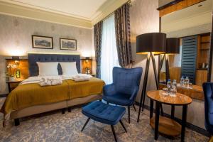 卡托维兹卡托维兹戴梦德广场酒店的酒店客房带一张床、一张桌子和椅子