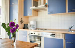 奥斯特巴德里克Sonneneck Rerik的厨房里桌子上一束紫色花