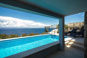 普利格拉迪卡Holiday Home Dona Maria的海景度假屋 - 带游泳池