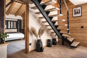 拉克吕萨Spacieux duplex avec vue的卧室的木楼梯