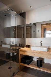 拉克吕萨Spacieux duplex avec vue的一间带水槽和玻璃淋浴的浴室