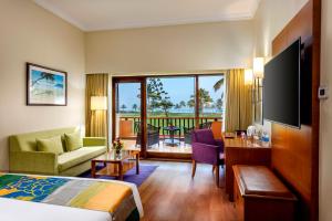 瓦尔恰卡拉维尔海滩度假村的酒店客房设有床和客厅。