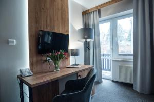 卡尔帕奇诺瓦-滑雪SPA酒店的酒店客房配有书桌、电视和椅子
