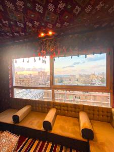 亚历山大Arabian Nights in the heart of historic Alexandria的一个带大窗户的房间里长凳