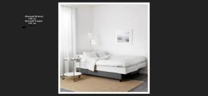 雷根斯堡雷根斯堡蓝色公寓的白色卧室配有床和桌子