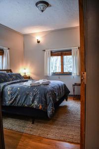 GoshenBrook Road Cabin的一间卧室配有一张带蓝色棉被的床