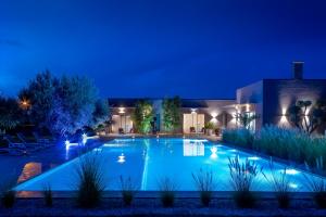 马拉喀什查顿德瑟别墅酒店的夜间游泳池