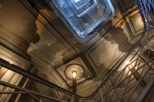巴黎Nolinski Paris - Evok Collection的享有带蜡烛的螺旋楼梯的上方景色