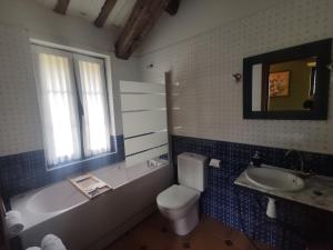 圣米良德拉科戈利亚Casa Rural La Calera的带浴缸、卫生间和盥洗盆的浴室