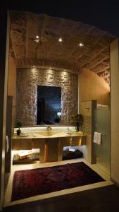 莫雷利亚Hotel De La Soledad的一间带水槽和石墙的浴室
