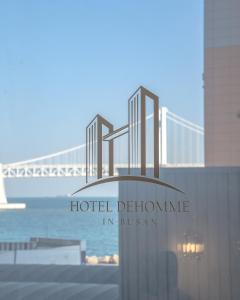 釜山De Homme Hotel的波士顿的一间酒店浴室,后方有一座桥