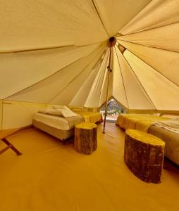 锡安探险豪华野营地客房内的一张或多张床位