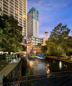 圣安东尼奥Grand Hyatt San Antonio River Walk的城市中拥有高楼的小河