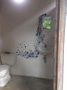 帕洛米诺La Aldea Hostel, Camping y Hamacas的一间带卫生间和水槽的浴室