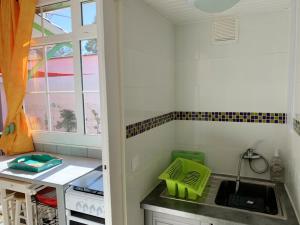滨海苏拉克Maison de 2 chambres a Soulac sur Mer a 200 m de la plage avec jardin clos的一个带水槽和窗户的小厨房