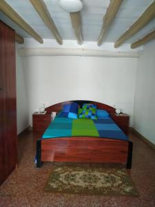 CabacésCasa la Canal的一间卧室,卧室里配有一张色彩缤纷的床