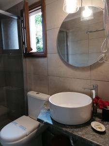 希俄斯Castro Rooms Chios的一间带水槽、卫生间和镜子的浴室