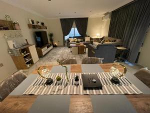 达曼شاليهات 4U vip的客厅配有桌子和沙发