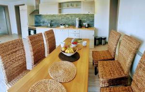 NánaDva Duby的厨房配有一张木桌、椅子和一碗水果
