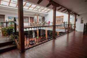 昆卡Suites & Hotel El Quijote的大楼内带铁艺围栏的阳台