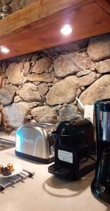 PiediquarcioLes Bergeries de Piazzagina的石墙旁的柜台上的烤面包机