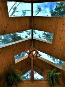 乌鲁比西Chalés Estância Cachoeira do Avencal的木质建筑的天花板,设有窗户