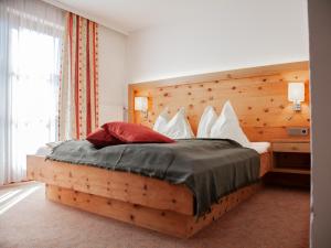 维尔芬翁豪斯凯萨琳酒店的一间卧室配有一张大床和木制床头板