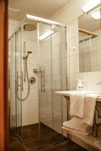 维尔芬翁豪斯凯萨琳酒店的一间带玻璃淋浴和水槽的浴室
