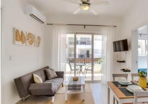 蓬塔卡纳Apartamento Deluxe para Parejas en Punta Cana的客厅配有沙发和桌子