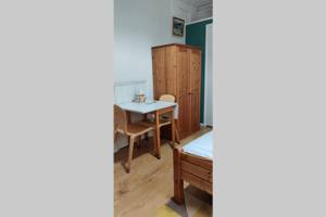 诺丁汉Private Comfortable Guest Suite - Nottingham的一间带桌子和床的用餐室