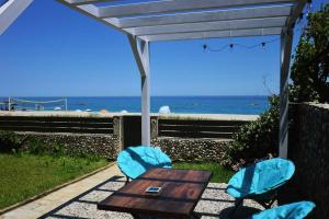 霍里顿Amazing beach house的一张野餐桌和两把椅子,享有海景