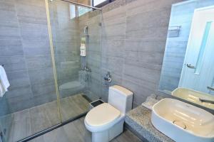 恒春古城林房民宿的浴室配有卫生间、淋浴和盥洗盆。