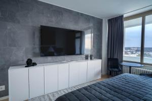 埃森RüSuite - Gemütliches Apartment in Rüttenscheid的一间卧室配有一个白色梳妆台,里面配有电视