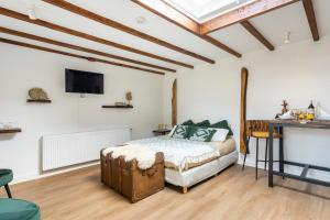 赞德沃特Cottage 44 - Free parking!的卧室配有一张床,墙上配有电视。