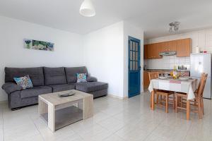 科斯塔特吉塞Apartamento Ideal Costa Teguise的带沙发和桌子的客厅以及厨房。