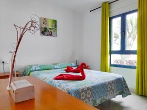 科斯塔特吉塞Apartamento Ideal Costa Teguise的一间卧室,床上有红色鞋