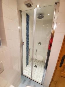 夏蒙尼-勃朗峰Prachtig familie appartement voor 6 personen in het hart van Argentière, Chamonix Mont-Blanc的浴室里设有玻璃门淋浴
