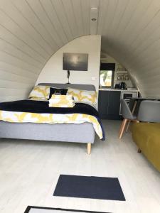 恩尼斯基林Lough Erne Glamping Pod的一间小房间的卧室,配有一张床铺