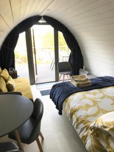 恩尼斯基林Lough Erne Glamping Pod的卧室配有一张床和一张桌子及椅子