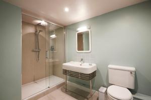 弗罗姆Rook Lane House的浴室配有卫生间、盥洗盆和淋浴。