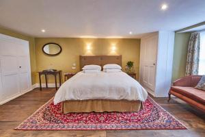 弗罗姆Rook Lane House的一间卧室配有一张大床和地毯。