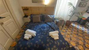 卡瓦德蒂雷尼Room in Villa - dimora aganoor business suite的一间卧室配有一张带两个枕头的床