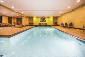 伊利伊利拉金塔旅馆及套房的在酒店房间的一个大型游泳池