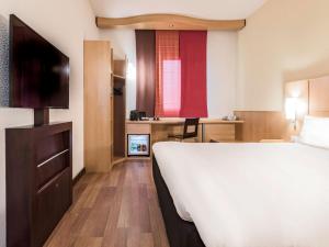 卡尔达诺阿尔坎波米兰马尔彭萨宜必思酒店的配有一张床和一张书桌的酒店客房